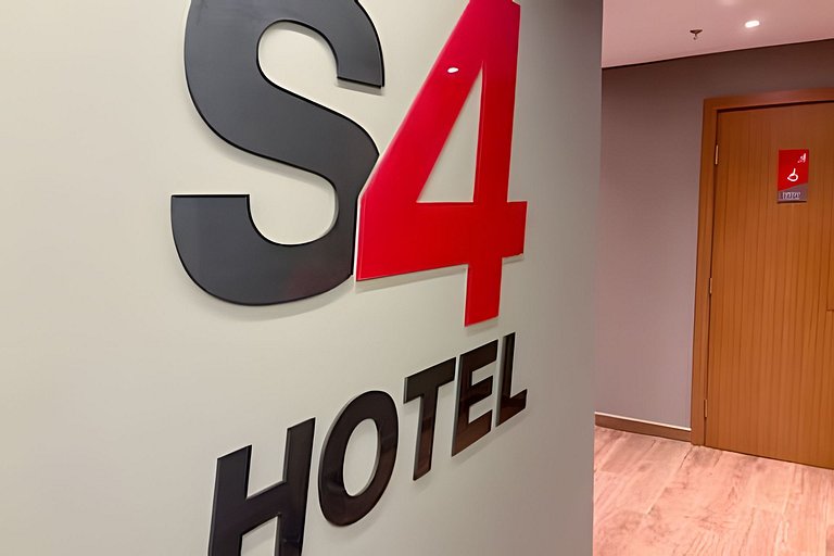 S4 Hotel • 4 hóspedes • Ar + metrô + lazer
